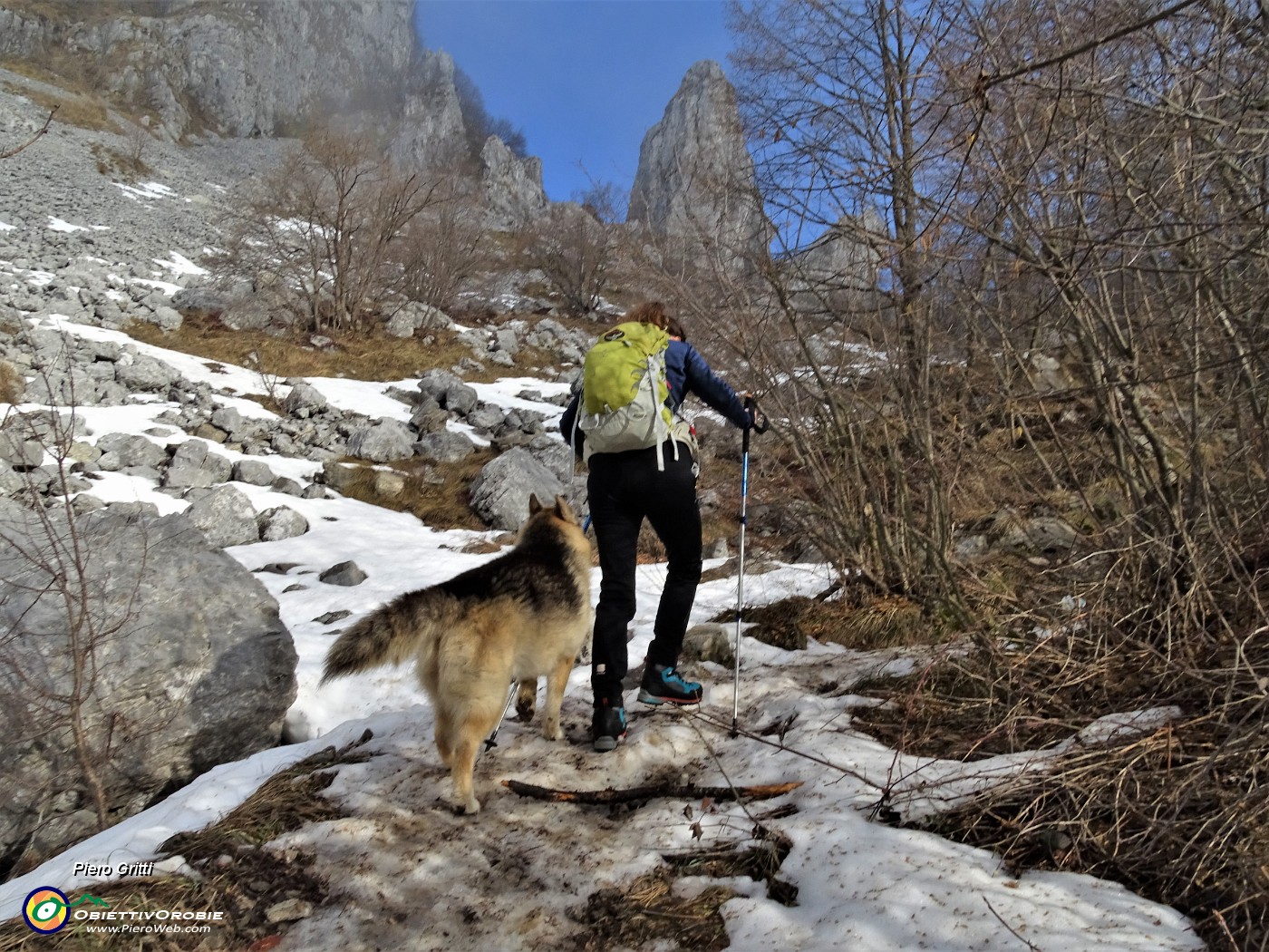 21 Evvia su per i torrioni d'arrampicata.JPG